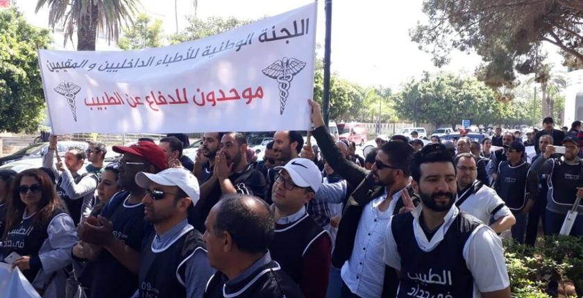 الأطباء يعودون إلى الشارع من جديد