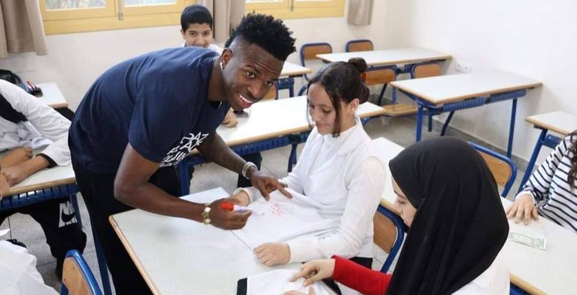 فينيسيوس جونيور يزور ثانوية الشرف بمراكش ويشارك في مباراة لكرة القدم