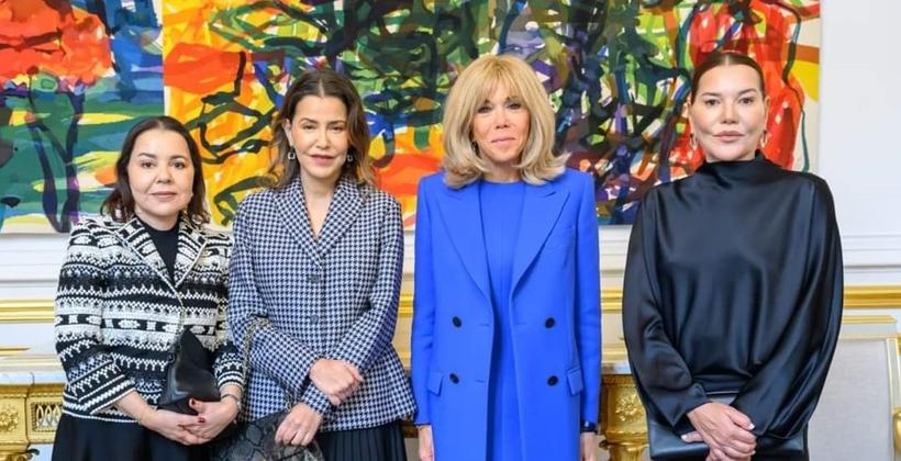 Kral Majestelerinin yüksek talimatı üzerine, Prensesler Lalla Meryem, Lalla Asmaa ve Lalla Hasnaa'yı,  Brigitte Macron'un daveti üzerine Elysee Sarayı'nda öğle yemeğinde kabul etti.
