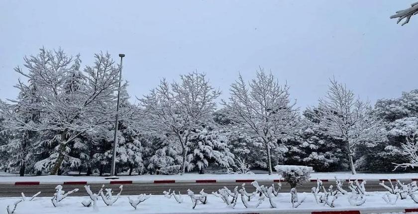 إفران تكتسي البياض في عز فترة الجفاف