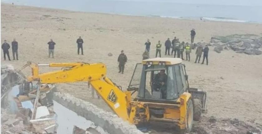 خاص..فيلات نافذين ومسؤولين تزيلها جرافات من الملك البحري 