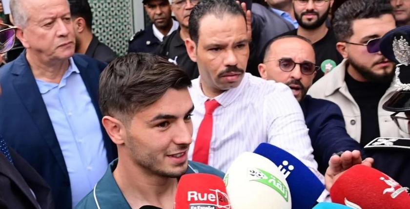 انبهار الإعلام الإسباني بالإستقبال المذهل لنجم الأسود 