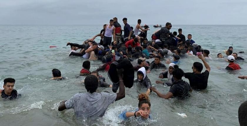 جلهم مغاربة.. 40 مهاجرا يعبرون سباحة إلى سبتة