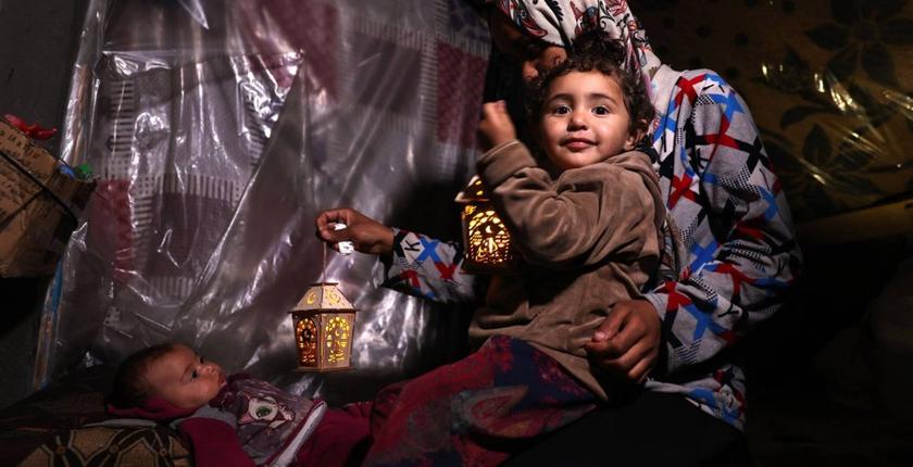 أطفال غزة يستقبلون رمضان بلهيب القنابل الإسرائيلية