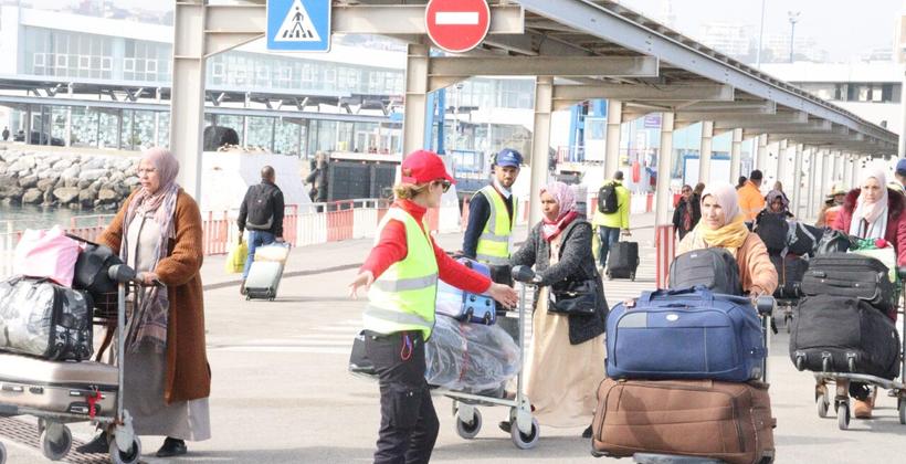ميناء طنجة.. انطلاق رحلات عاملات الفراولة نحو الحقول الاسبانية