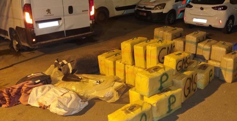 أمن البيضاء يحبط تهريب طن و420 كيلوغراما من مخدر الشيرا