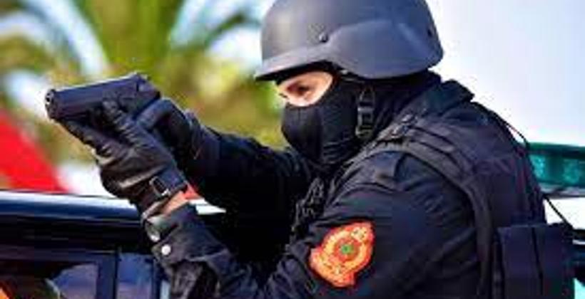 عناصر الشرطة يضطرون لاستخدام أسلحتهم الوظيفية لتوقيف شخص عر ض المواطنين ورجال الشرطة لاعتداء جدي وخطير 