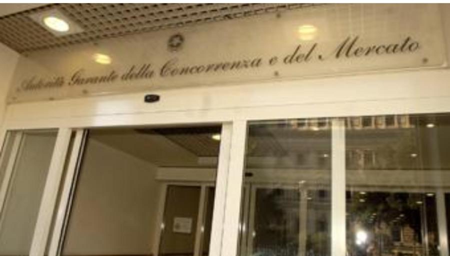 Armani e Dior si difendono: “Collaboriamo con Antitrust”