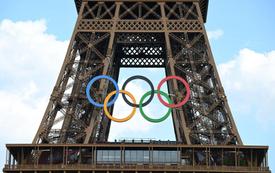 La flamme olympique illumine la "Maison Maroc" à l'Africa station avant les Jeux de Paris