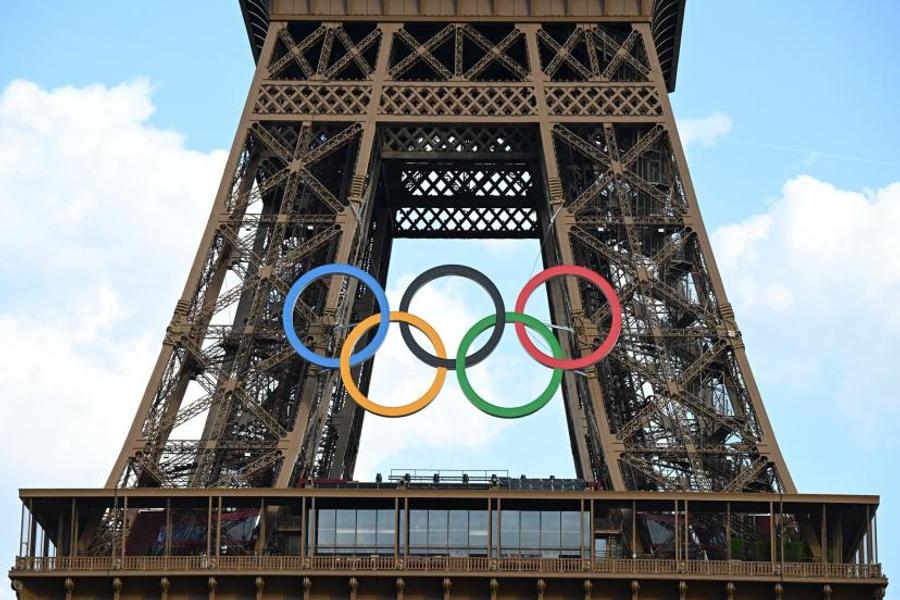 La flamme olympique illumine la "Maison Maroc" à l'Africa station avant les Jeux de Paris