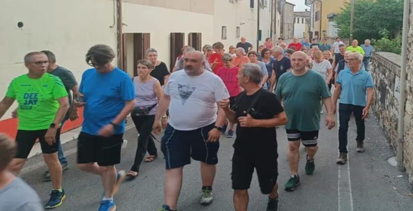 I residenti di una città italiana si uniscono al sindaco in gite dimagranti