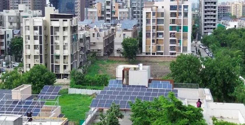 गुजरात छत पर सौर ऊर्जा क्रांति से जगमगा उठा