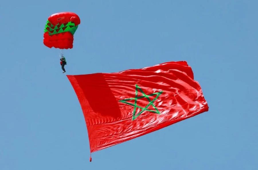 Shows aériens et sauts en parachute pour le 25ème anniversaire de l’accession au Trône
