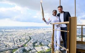 La flamme olympique illumine Paris avant les JO de 2024
