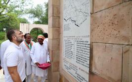 राहुल गांधी ने रायबरेली में शहीद स्मारक पार्क में श्रद्धांजलि अर्पित की