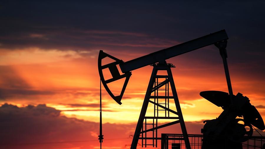 Цены на нефть находятся на самом низком уровне примерно за две недели