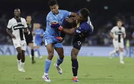 Il brasiliano David Neres, giocatore italiano del Napoli, viene derubato sotto la minaccia di una pistola