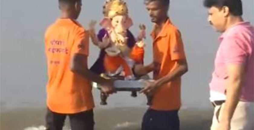 महाराष्ट्र: मुंबई में गणपति विसर्जन में लोग शामिल हुए