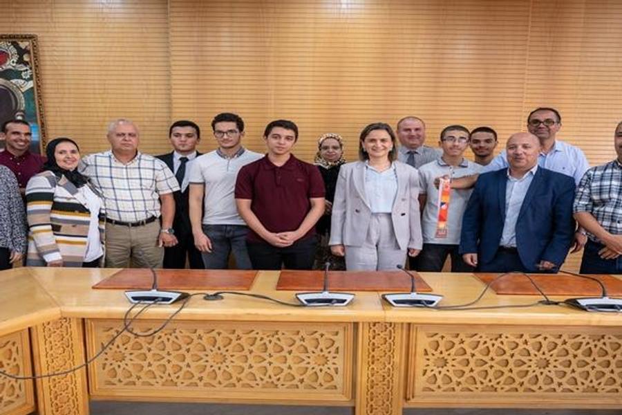 Ghita Mezzour homenageia os medalhados marroquinos das Olimpíadas Internacionais de Ciência da Computação
