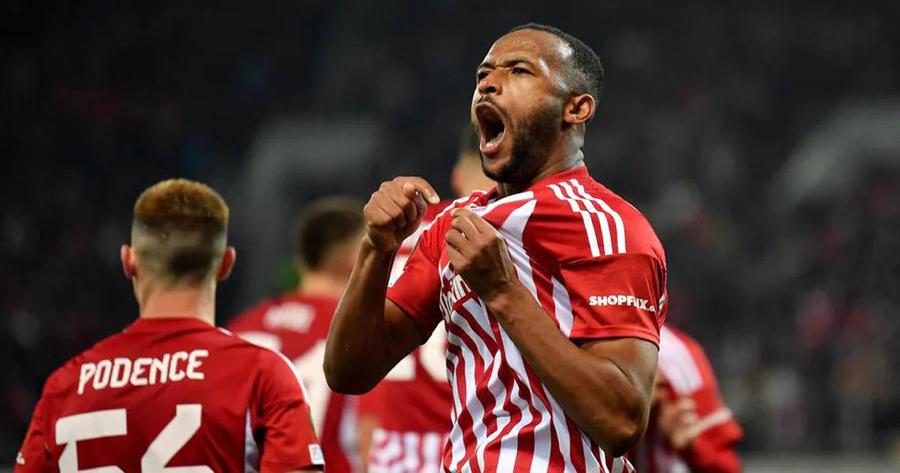 Ayoub El Kaabi brille avec un triplé lors de la victoire de l’Olympiakos contre l’AEK Athènes