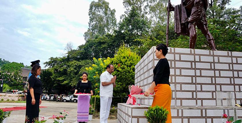 मिजोरम के राज्यपाल ने महात्मा गांधी की 155वीं जयंती पर उन्हें पुष्पांजलि अर्पित की