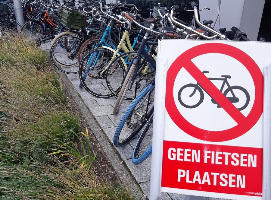 De fietsenstalling in Amsterdam staat te vol met achtergelaten fietsen