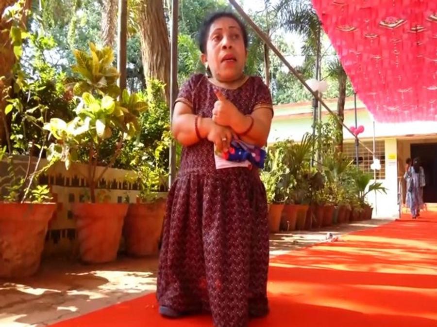 ओडिशा में बौनी महिला वोट डालने के लिए कुर्सी पर चढ़ गई