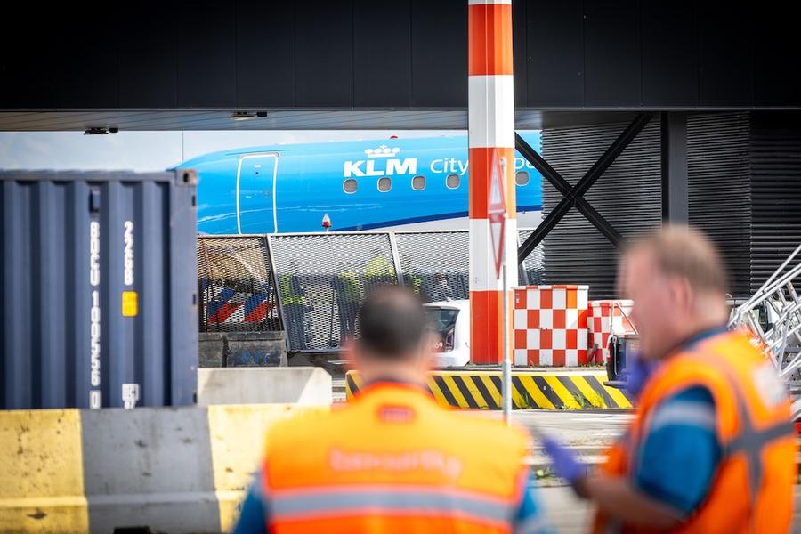 Dood op Schiphol nadat persoon in KLM Cityhopper-motor belandt