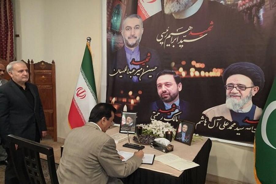 عزای عمومی پاکستان... گیلانی برای عرض تسلیت در سفارت ایران حضور یافت