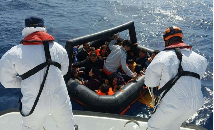 Türk sahil güvenliği Yunanistan'ın 'ittiği' onlarca göçmeni kurtardı