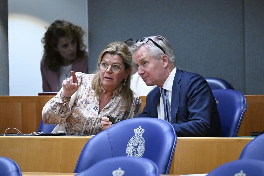VVD-ministers Van der Wal en Van der Burg blijven aan als Kamerlid