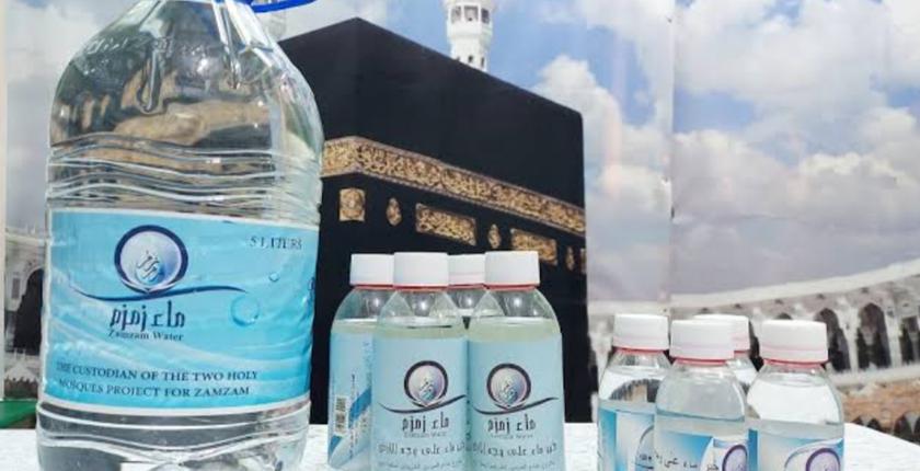 يهم الحجاج المغاربة.. وزارة الأوقاف تحذر من وضع "ماء زمزم" بالحقائب