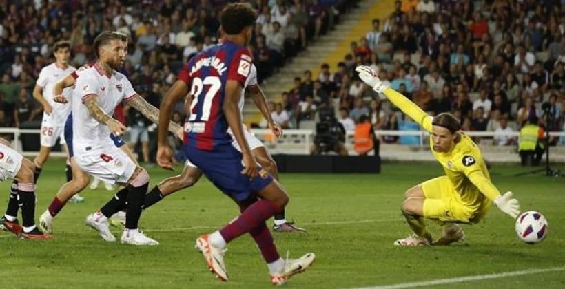 برشلونة يهزم إشبيلية ويتصدر الدوري الإسباني مؤقتا
