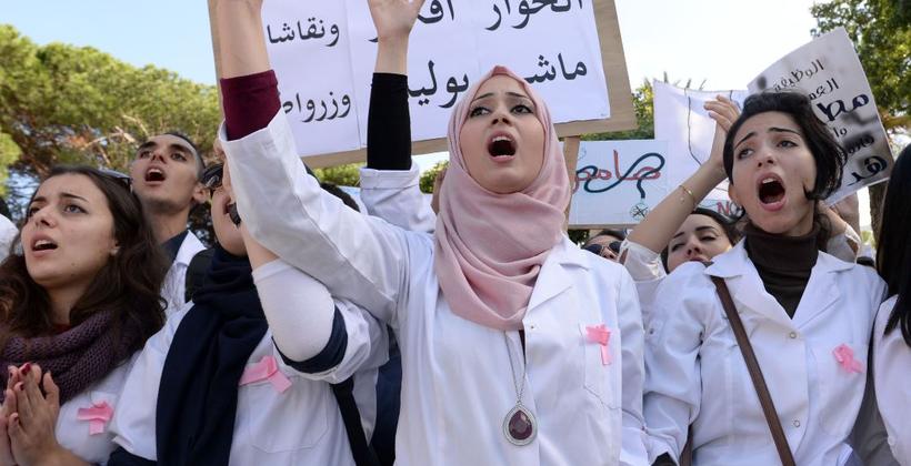 طلبة الطب يرفعون راية الإضراب و المقاطعة