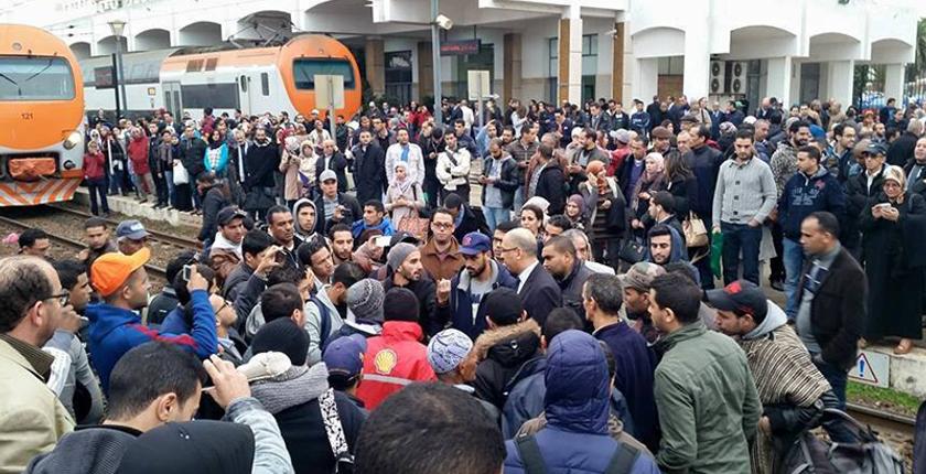 وقفة احتجاجية لعشرات المسافرين بمحطة القطار بمكناس