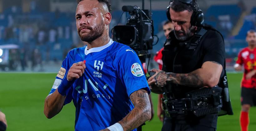النجم البرازيلي نيمار يغادر صفوف فريقه الهلال السعودي بصورة مفاجئة 