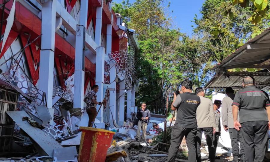 Uma pessoa morreu e edifícios ficaram danificados após sismo de magnitude 7,4 atingir a Indonésia