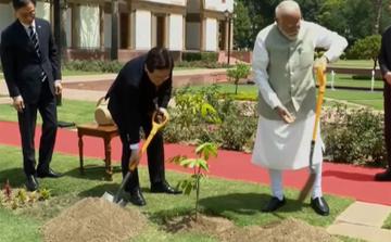 प्रधानमंत्री मोदी ने हैदराबाद हाउस में दक्षिण कोरिया के राष्ट्रपति ली के साथ द्विपक्षीय बैठक की।