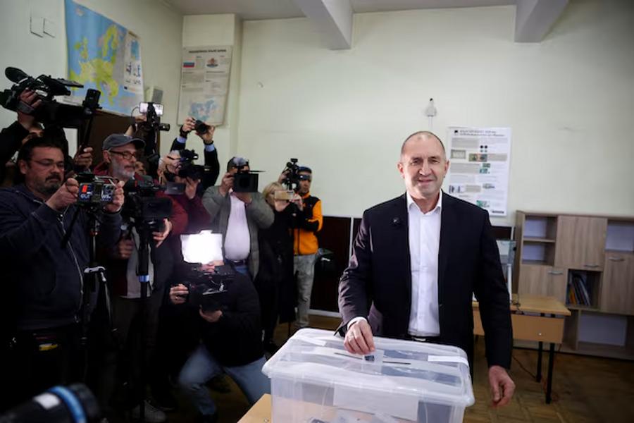 El ex presidente Rumen Radev lidera las elecciones parlamentarias en Bulgaria