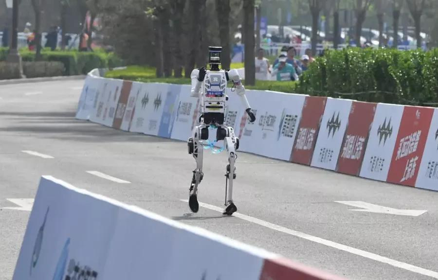 Robots humanoïdes : à Pékin, un semi-marathon révèle une avancée technologique majeure