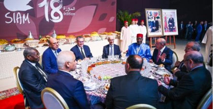 جلالة الملك يقيم مأدبة عشاء على شرف المدعوين والمشاركين في الدورة الـ 18 للملتقى الدولي للفلاحة بالمغرب ترأسها رئيس الحكومة