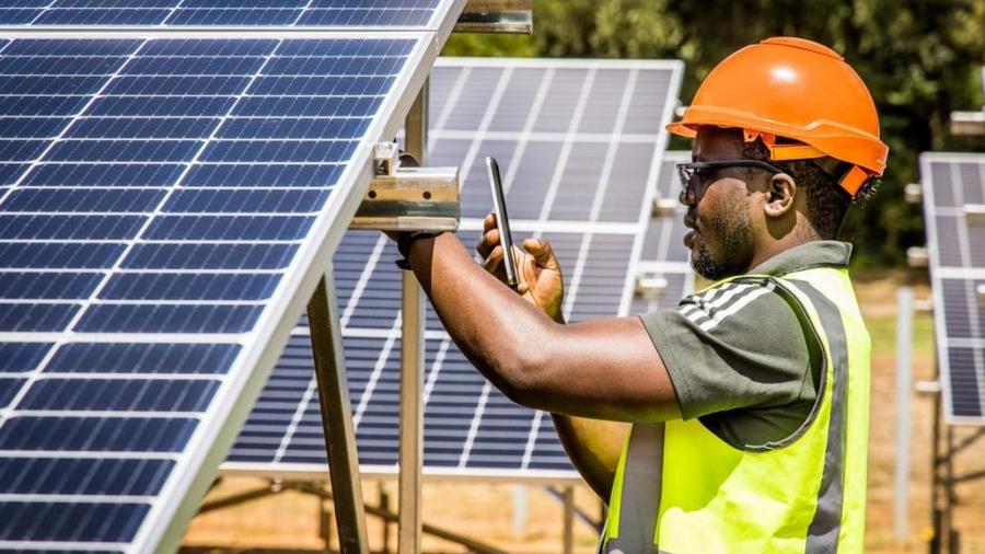 Transition énergétique : l'Afrique accélère massivement ses importations de panneaux solaires chinois