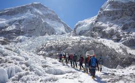 Una grieta retrasa la apertura de la ruta de escalada al everest en Nepal