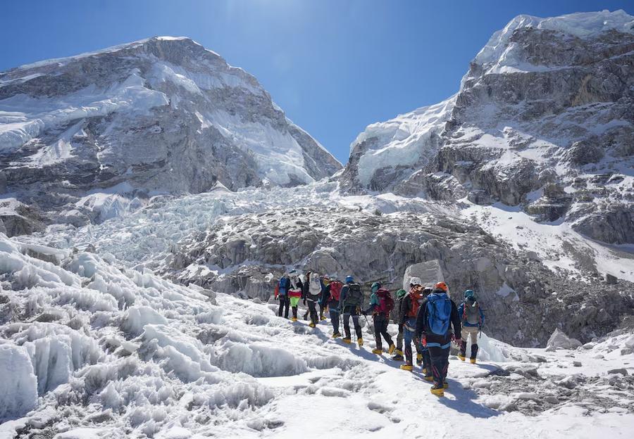 Crevasse delays opening of everest climbing route in Nepal