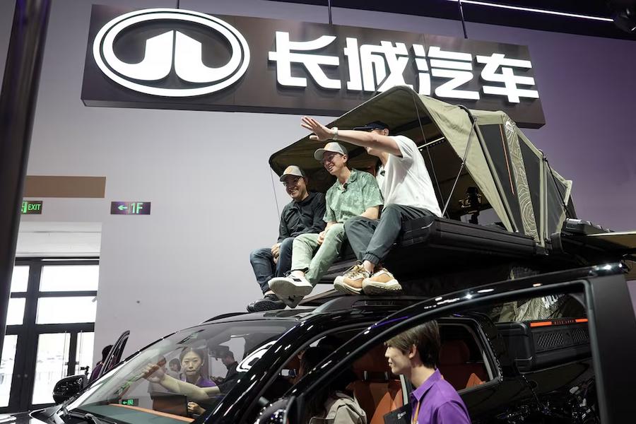 Un YouTuber estadounidense presenta los coches tecnológicos de China a visitantes internacionales