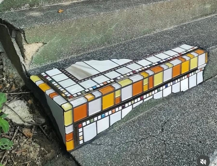Ememem, l’artiste qui répare la ville avec des mosaïques