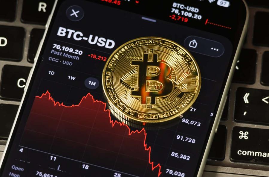 Bitcoin falls below 74000 after failing to hold key resistance