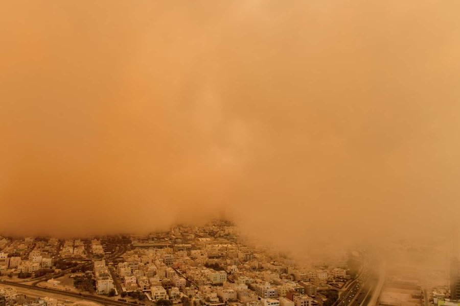 عاصفة رملية واسعة تغطي مناطق عدة بالمملكة