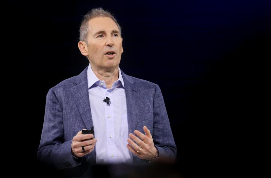 Amazon supera 15.000 millones en ingresos de IA y estudia vender chips
