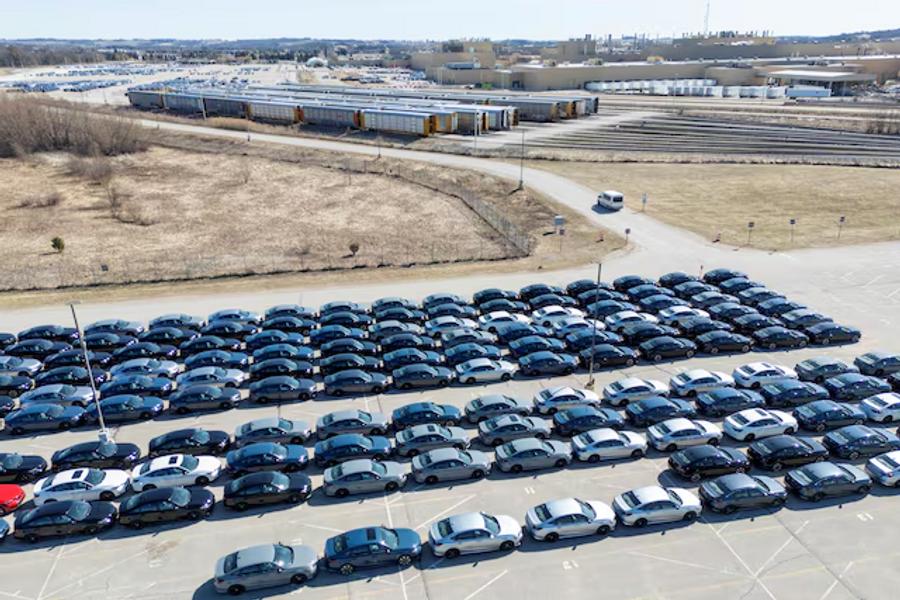 Canadian manufacturing slows as global tensions weigh on outlook